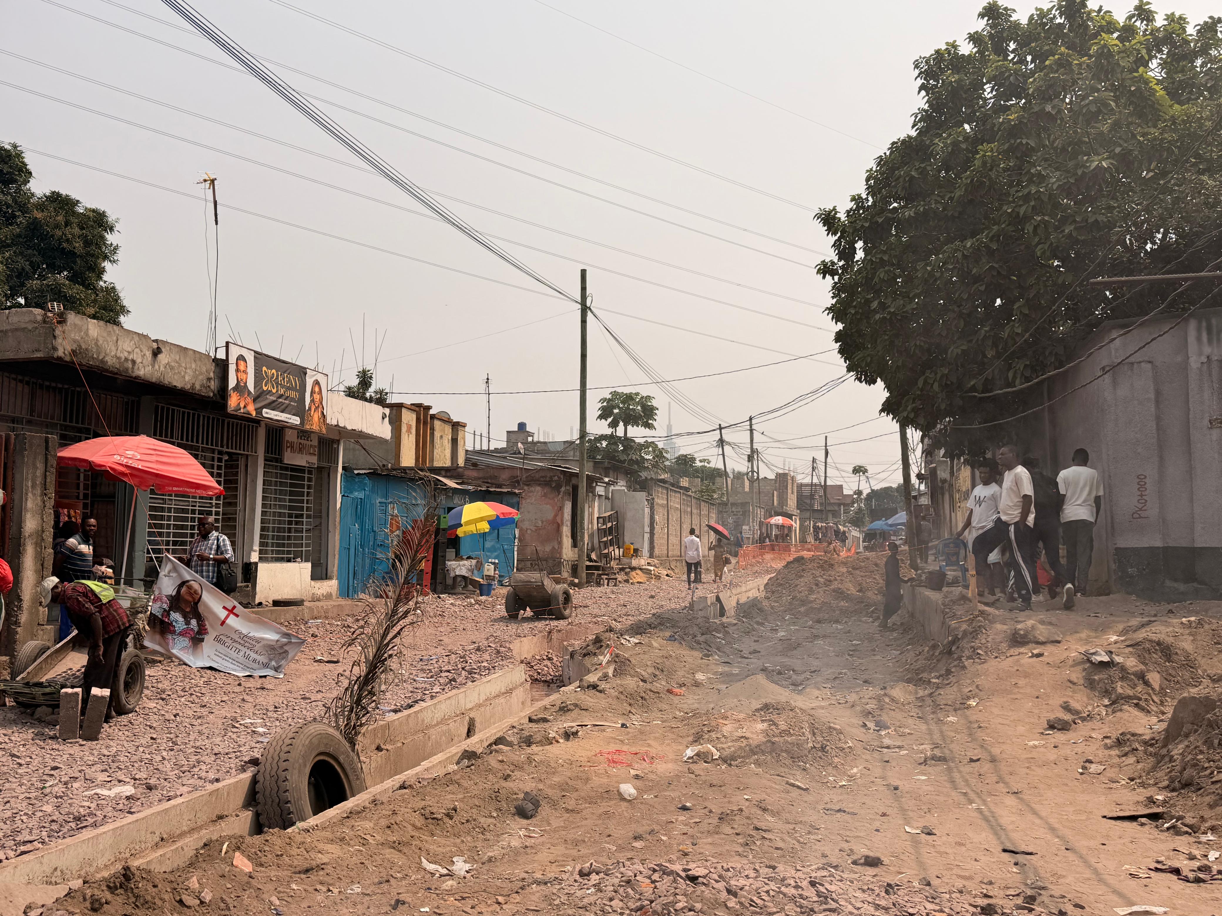 Travaux de Réhabilitation des Voiries Structurantes et des Caniveaux de Drainage des Eaux Pluviales Dans Le Quartier Salongo dans La Commune de Limete.