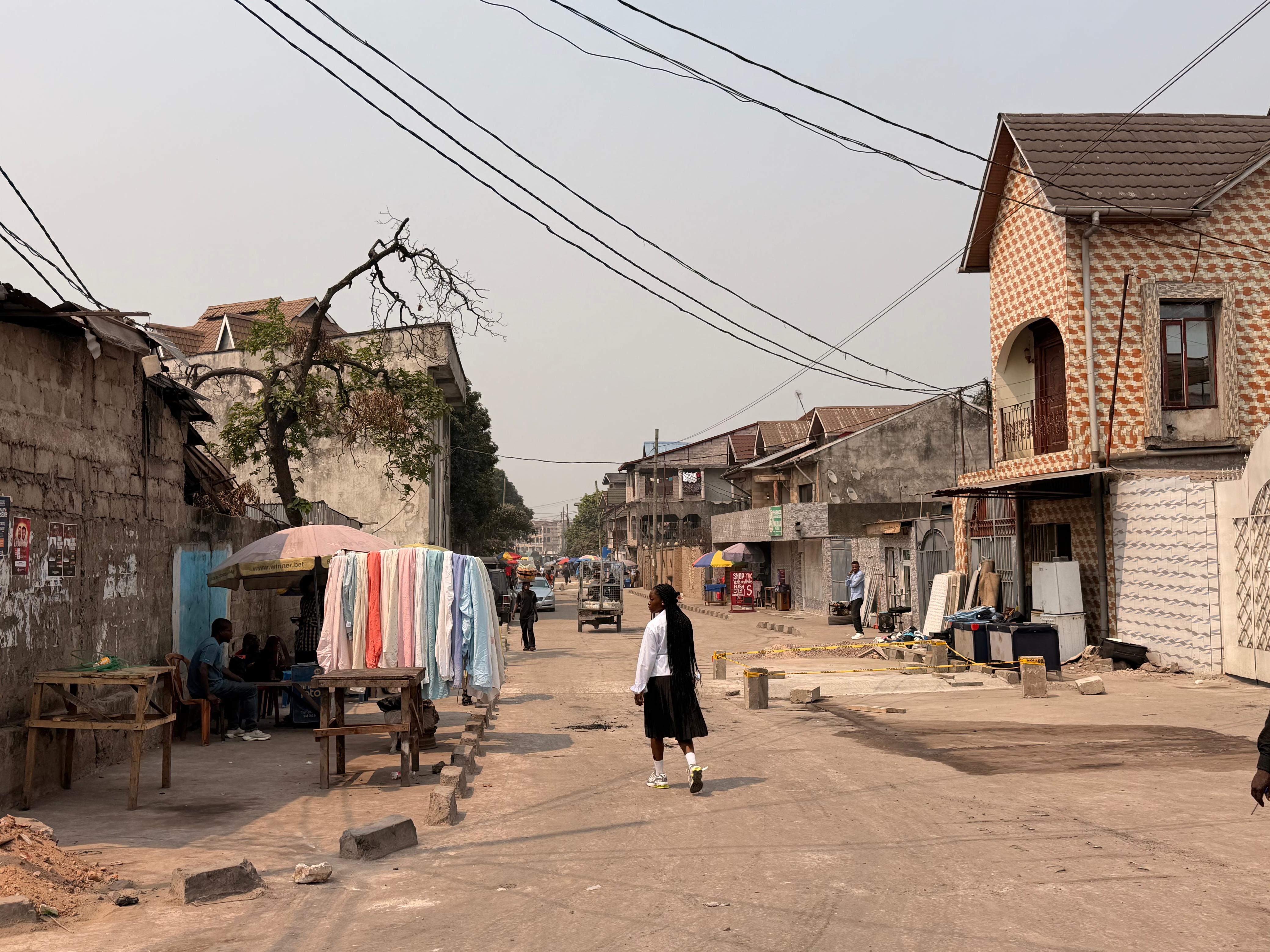 Travaux de Réhabilitation des Voiries Structurantes et des Caniveaux de Drainage des Eaux Pluviales Dans Le Quartier Salongo dans La Commune de Limete.
